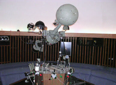 Planetarium projection instrument