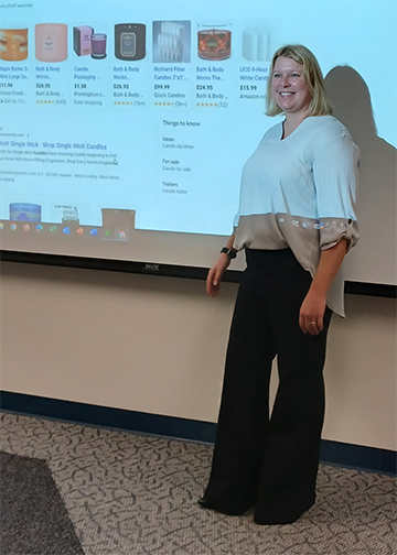 Sarah Arendt-Beyer speaks to digital marketing students.