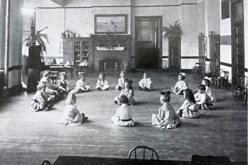 Kindergarten in Main Hall in 1909 (today the Chancellor's Office).