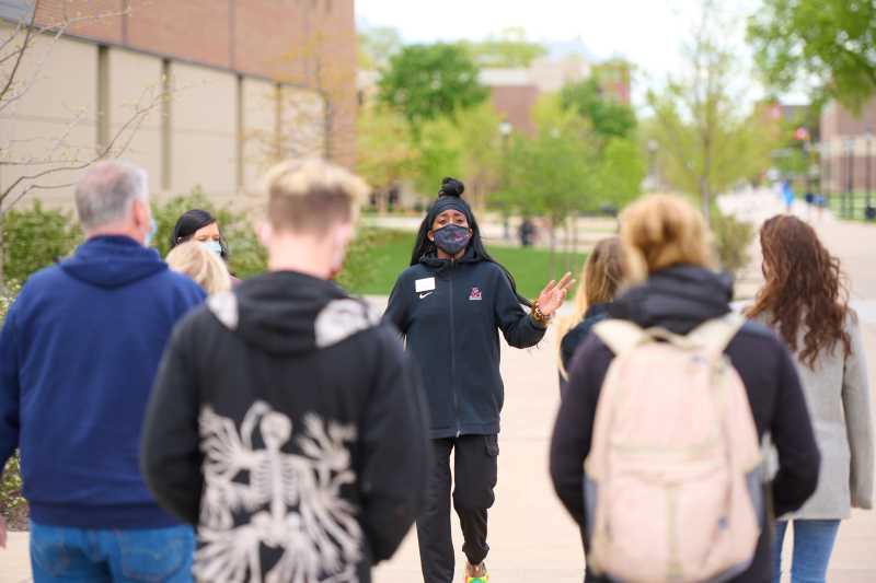 A campus tour guide giving a tour on the UW-La Crosse campus in 2021.