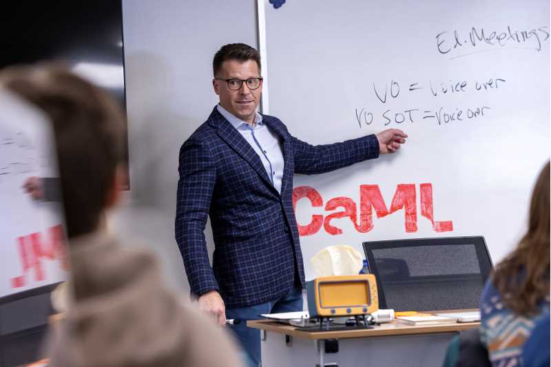 Alumnus Sean Lewis, a nearly two-decade veteran anchor at WGN-TV Channel 9 in Chicago, attended UWL from 1993-1995 before transferring to UW-Milwaukee to earn a mass communications, journalism degree in 1997. He visited campus Feb. 26 to speak with students in CST 371: Media Industries and Audiences in the Communication & Media Lab (CaML).