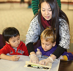 20121112_Food-Tasting_Mark-Fei_75w Student teaching children how to make sushi.