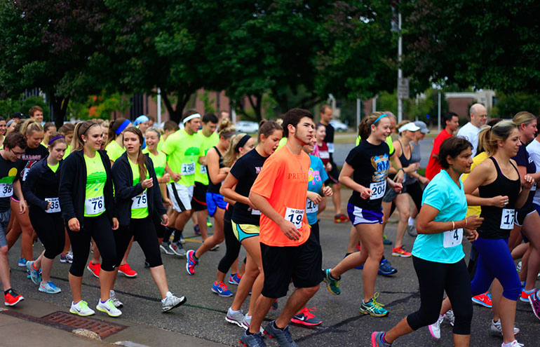 Photo of runners running.