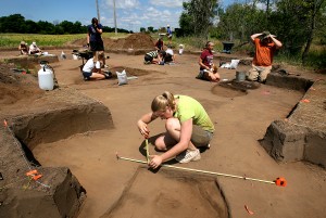 4e0a4f17867d6.preview-300 UW-L archaeology class pictured near Holmen. Image courtesy of La Crosse Tribune