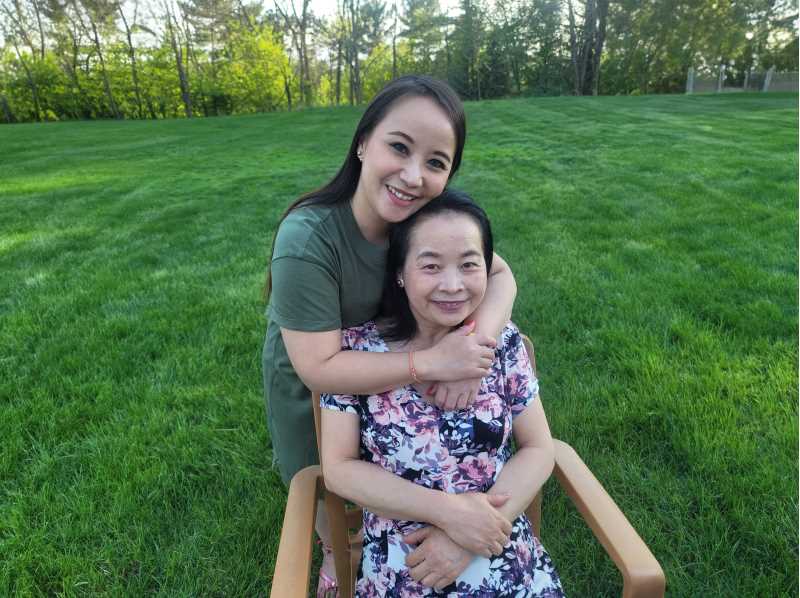 Ka Zang Lee with her mother, Susan Xiong.