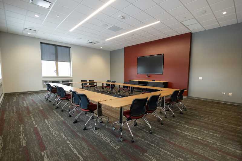 There are adjustable meeting rooms on the upper level.