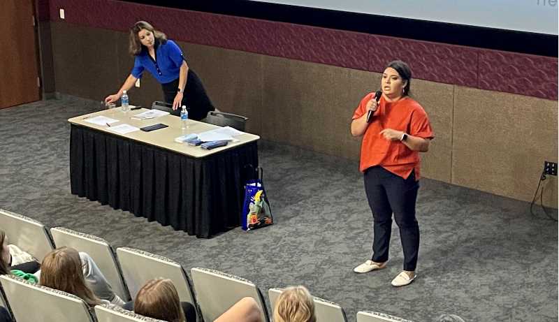 Psychologists Magdalena Pérez, left, and Michelle Díaz from Luna Behavioral Health Center in Elgin, IL., visited UWL classrooms.