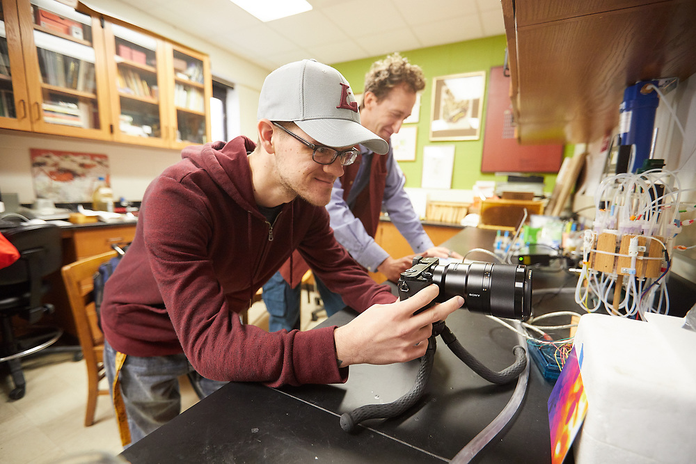 Graduate student and mentor work in lab