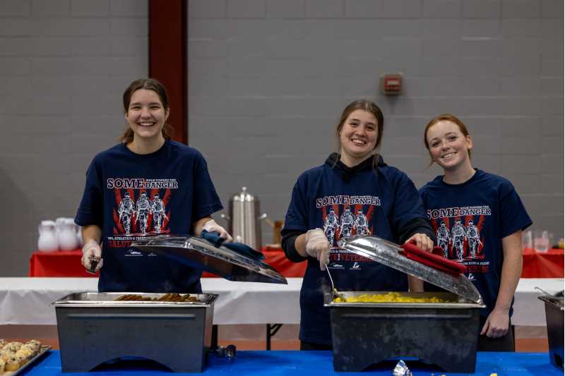 UWL student athletes volunteer the the veteran's breakfast